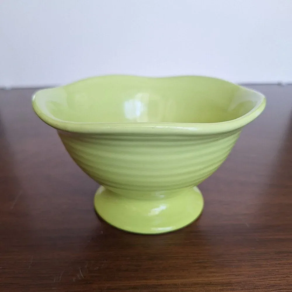 CRATE & BARREL CERAMIC LIME GREEN FLUTED FOOTED PEDESTAL BOWL ICE CREAM/SNACK